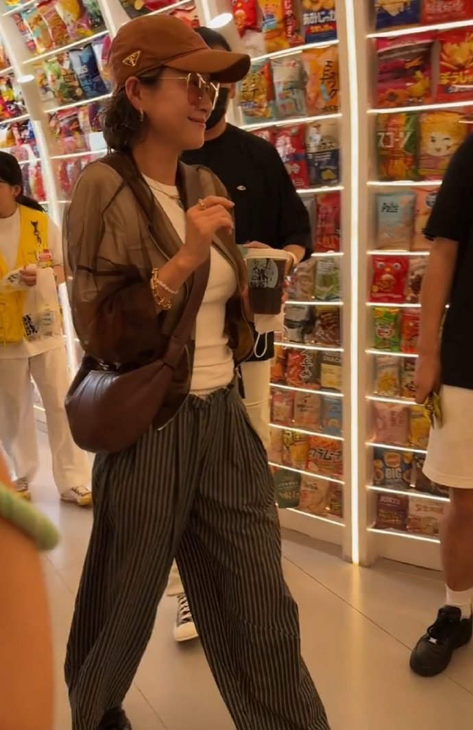 章子怡长沙零食店 挑染银白色短发 造型师分享三个原则_女明星短发造型